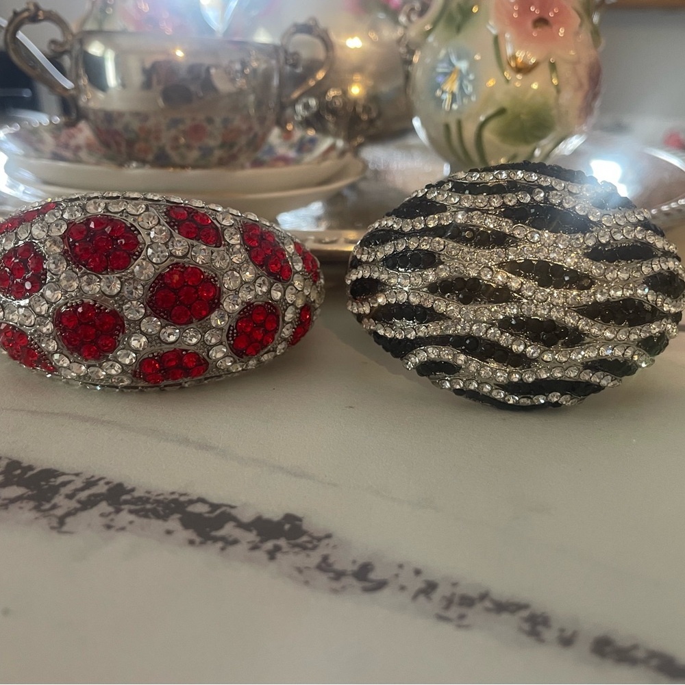 Elegant Red and Black Crystal Brooch Set
